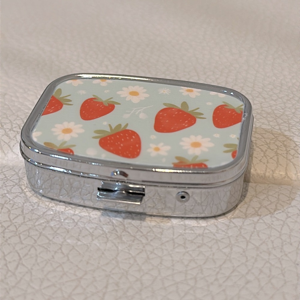 Daisy Strawberry Pattern Printed Pill Case /Small Jewelry Box NIB 1pc